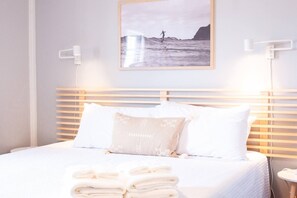 1 bedroom, iron/ironing board, travel cot, free WiFi - Ocean Views, Private Deck, Walk to Ocean & Pier (Kure Beach)