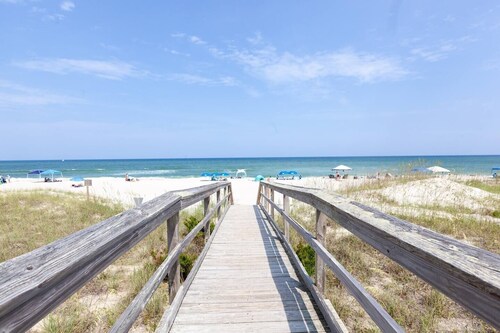 Ocean Views, Private Deck, Walk to Ocean & Pier