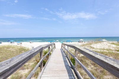 Ocean Views, Private Deck, Walk to Ocean & Pier