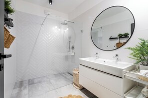 Hair dryer, towels, soap, shampoo - Modern luxury villa (Cerneves)