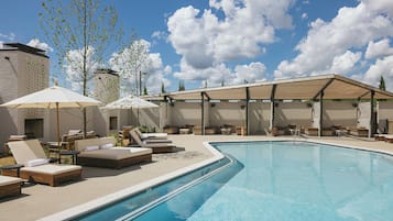 Una piscina al aire libre de temporada