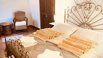 Bureau, espace de travail pour ordinateur portable, Wi-Fi gratuit