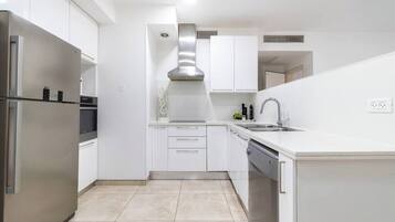 Jääkaappi, mikroaaltouuni, uuni, liesi