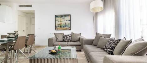 Una televisión, una oficina