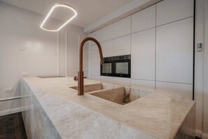 Kühlschrank, Mikrowelle, Ofen, Herdplatte