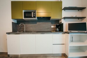 Kühlschrank, Mikrowelle, Herdplatte, Kochgeschirr/Geschirr/Besteck