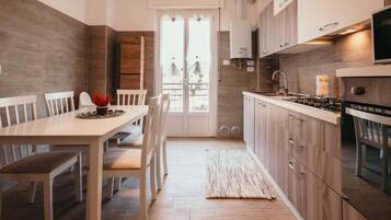 Frigorifero, microonde, forno, piano cottura