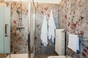 Douche, sèche-cheveux, serviettes fournies