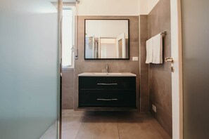 Douche, sèche-cheveux