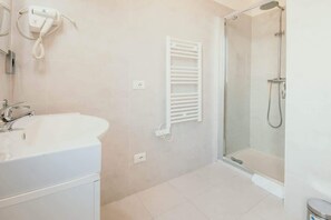 Douche, articles de toilette gratuits, sèche-cheveux
