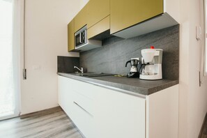 Kühlschrank, Mikrowelle, Kochgeschirr/Geschirr/Besteck