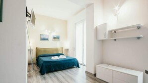 Un dormitorio con cama, mesita de noche y armario.