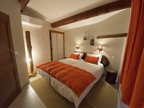 3 chambres, coffres-forts dans les chambres, fer et planche à repasser