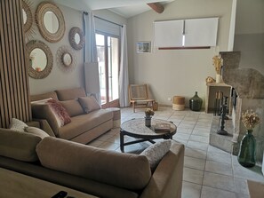 Smart-TV, Kamin, Tischfußball, Bücher