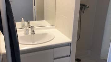 Douche, sĂšche-cheveux, serviettes fournies, savon