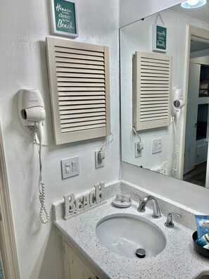 Hårføner, håndklær, såpe og sjampo