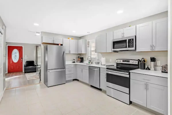 Refrigerador, microondas, horno y parrilla de estufa