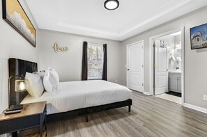 3 habitaciones, escritorio, tabla de planchar con plancha y wifi gratis