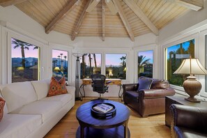 Televisie en een open haard