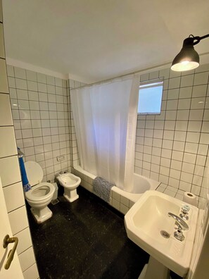 Secador de pelo, bidet, toallas, jabón