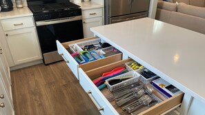 Fridge, microwave, oven, stovetop - Northside Cottage. Close to community pool & beaches! Sleeps 12. Fast Wi-Fi! (South Haven)