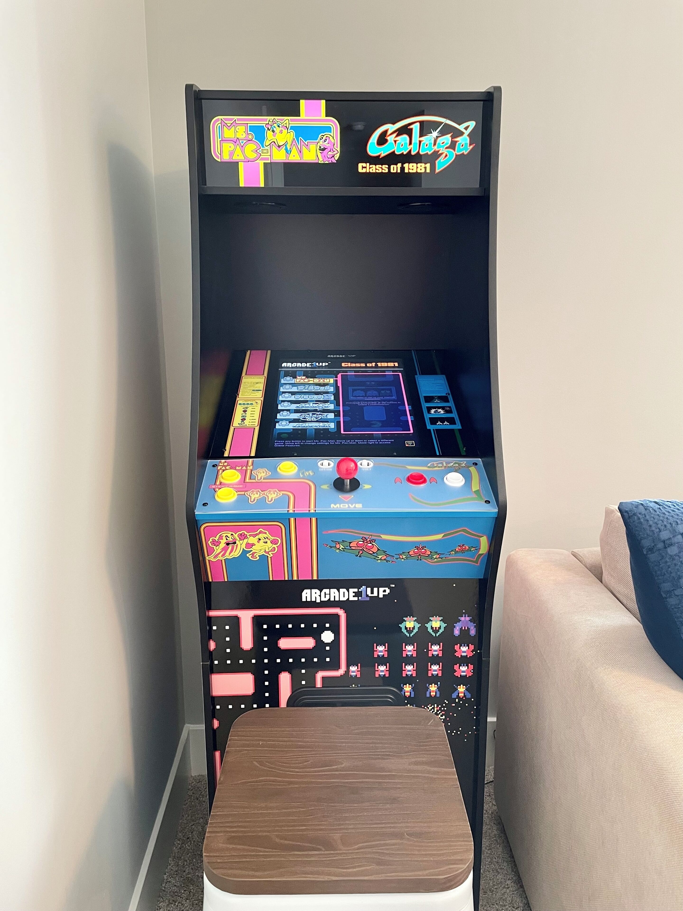 Una máquina de videojuegos retro, concretamente el modelo 'Class of 1981', con gráficos coloridos y un joystick.