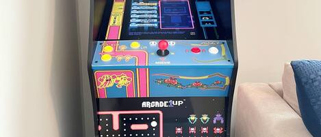 Una máquina de videojuegos retro, concretamente el modelo 'Class of 1981', con gráficos coloridos y un joystick.