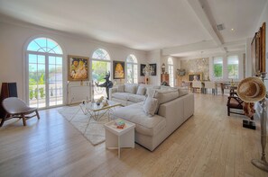 Smart TV, videojuegos, libros y impresora 