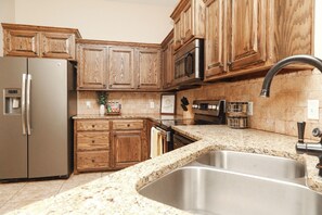 ثلاجة، ميكروويف، فرن، موقد طهي مسطح