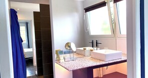 Dusche, Haartrockner, Handtücher, Seife