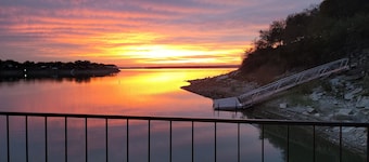 The Lookout at Lakewood, Lakefront Paradise with Ultimate Entertainment, Hot Tub and Dock