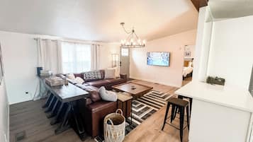 Älytelevisio, takka, kirjoja