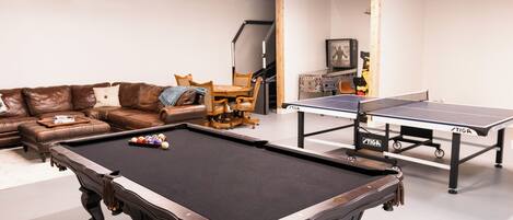 TV connectée, cheminée, livres