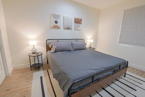 3 habitaciones, tabla de planchar con plancha y cuna de viaje