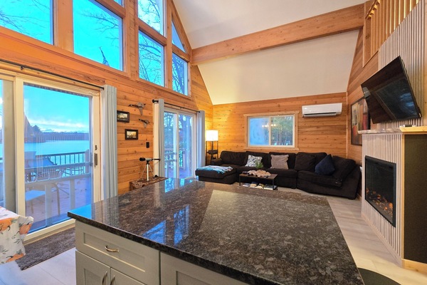 Smart-tv, een open haard, boeken en een computerscherm