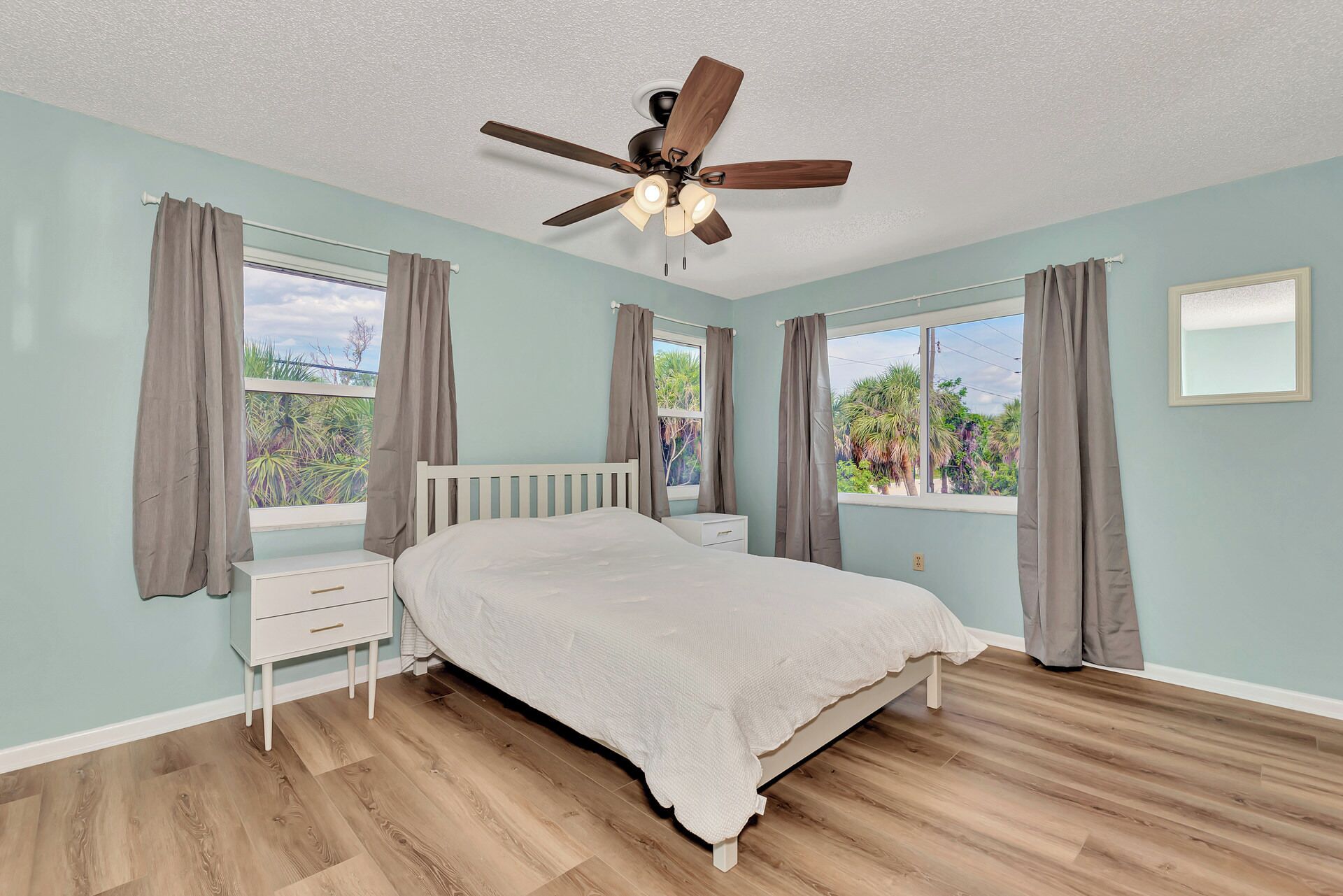 5 sovrum, skrivbord, strykjärn/strykbr äda och resesäng