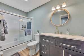 Regadera, secadora de cabello, bidet, toallas 