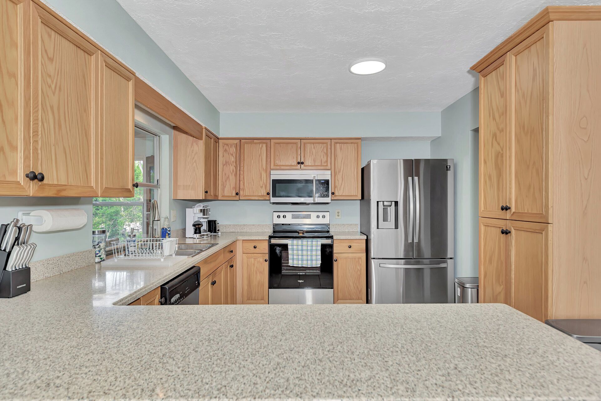 冷蔵庫、電子レンジ、オーブン、コンロ