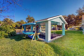 Children’s area - Experience Manatee Magic: Your Cozy Retreat Awaits! (Homosassa)