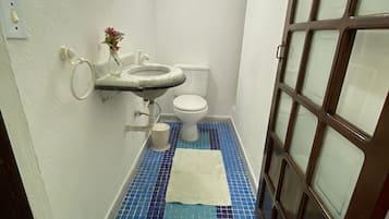 Villa | Bathroom | Towels, toilet paper