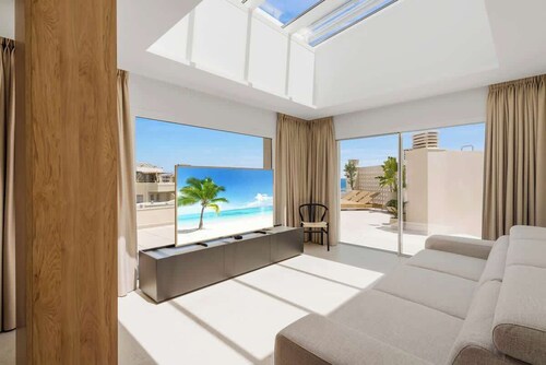 Penthouse with Pool by Costarentals - Ref 214