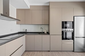 Kühlschrank, Mikrowelle, Ofen, Herdplatte