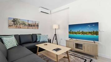 Een smart-tv en een kantoor
