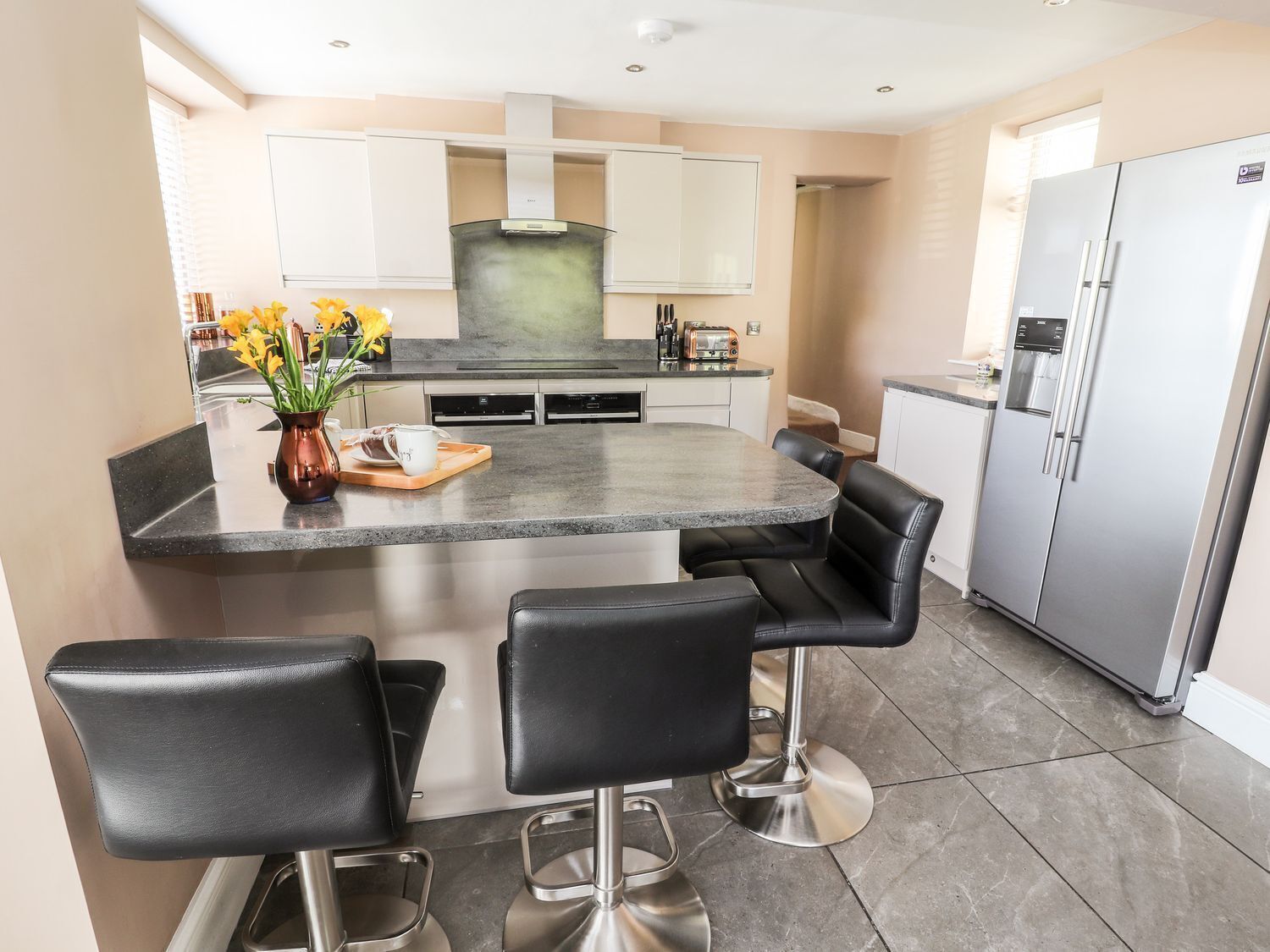 Geladeira, chaleira elétrica, talheres/pratos/utensílios de cozinha