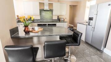 Geladeira, chaleira elétrica, talheres/pratos/utensílios de cozinha