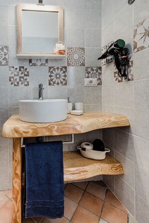 Economy Studio | Bathroom | Shower, rainfall showerhead, hair dryer, bidet - Lauricella B&B (Lipari)