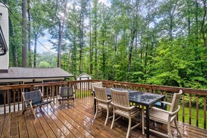Outdoor dining - Midcentury Home w/King suites near Duke/Downtown (Durham)
