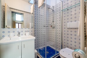 Een douche, een haardroger, handdoeken, zeep