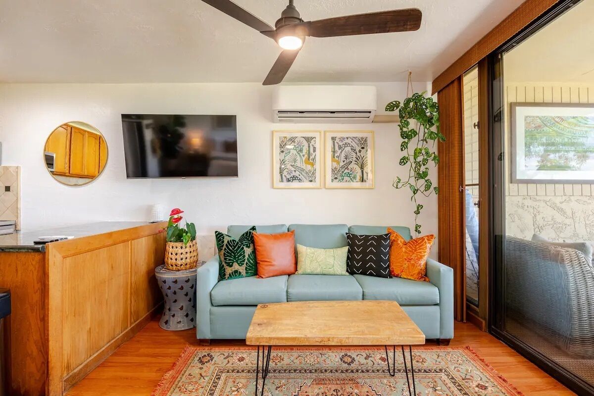 Smart TV, libri, studio, monitor per computer