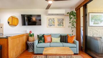 Smart TV, libri, studio, monitor per computer